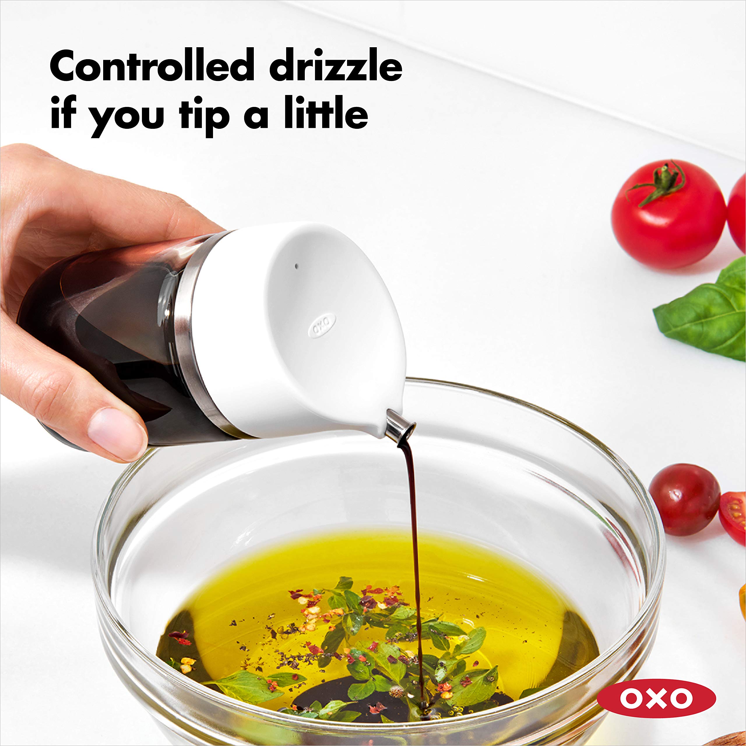 OXO Good Grips Dispensador de vidrio transparente para salsa de soja.