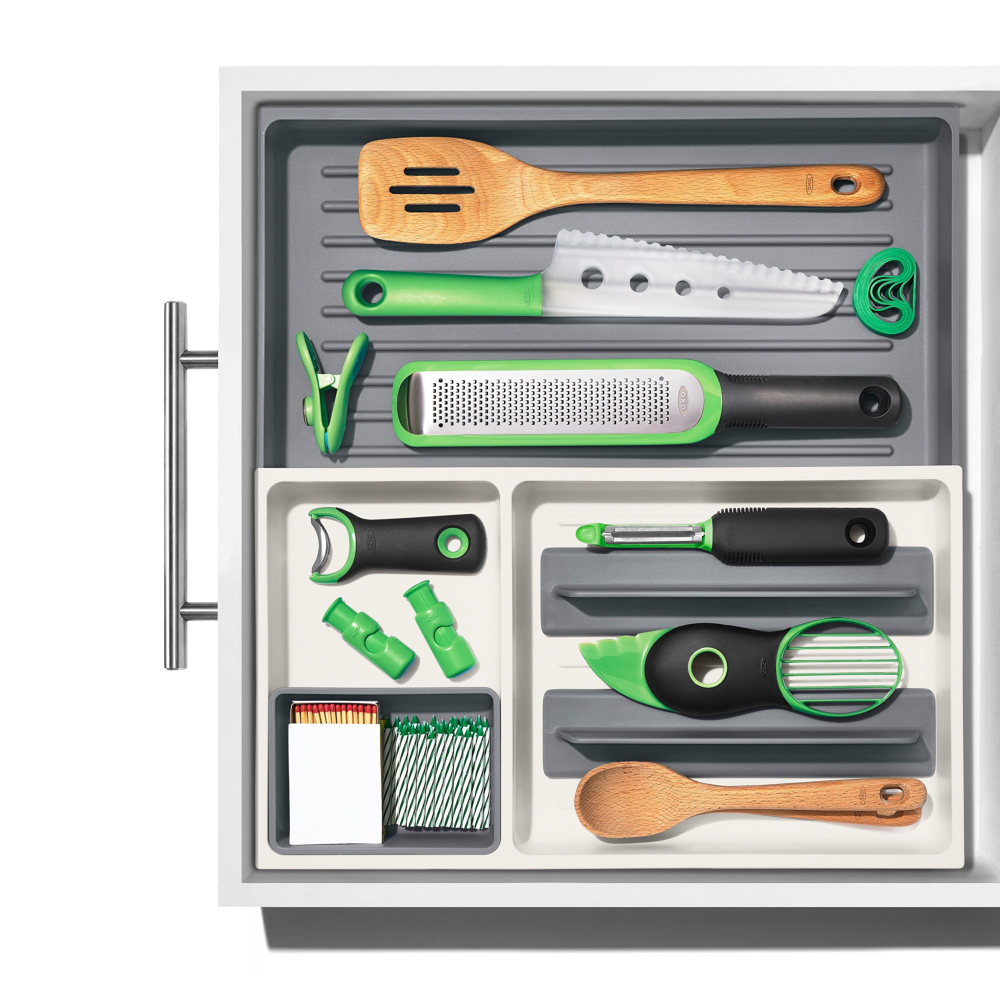 OXO Good Grips pies antideslizantes que mantienen el organizador estable.
