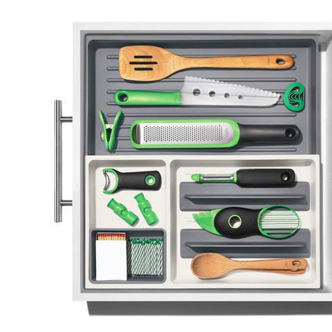 OXO Good Grips pies antideslizantes que mantienen el organizador estable.