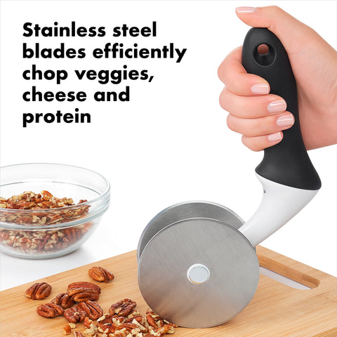 OXO Good Grips Ensaladera Picadora con Bol, mango ergonómico; uso cómodo durante largos preparos.