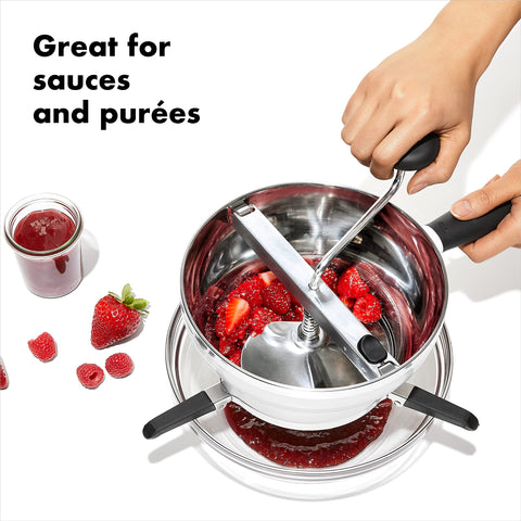 OXO Good Grips Food Mill con disco medio para puré de manzana.