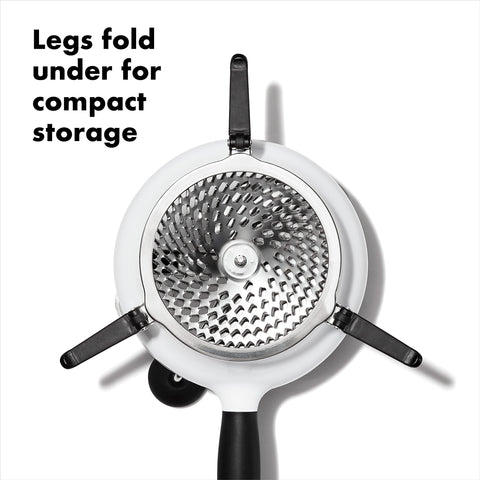 OXO Good Grips Food Mill tres patas antideslizantes estables.