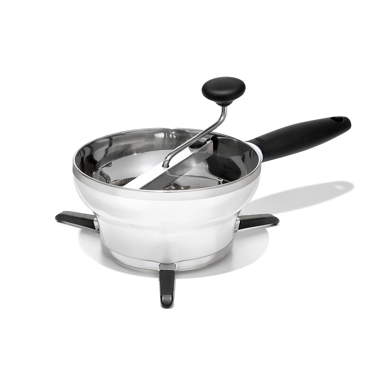 OXO Good Grips Food Mill sobre bol, facilita purés caseros para salsas.