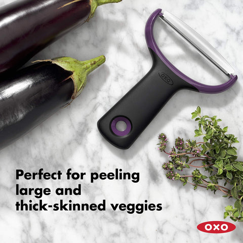 Oxo Good Grips Pelador Grande, vista de cocina, cómodo para uso prolongado en recetas.