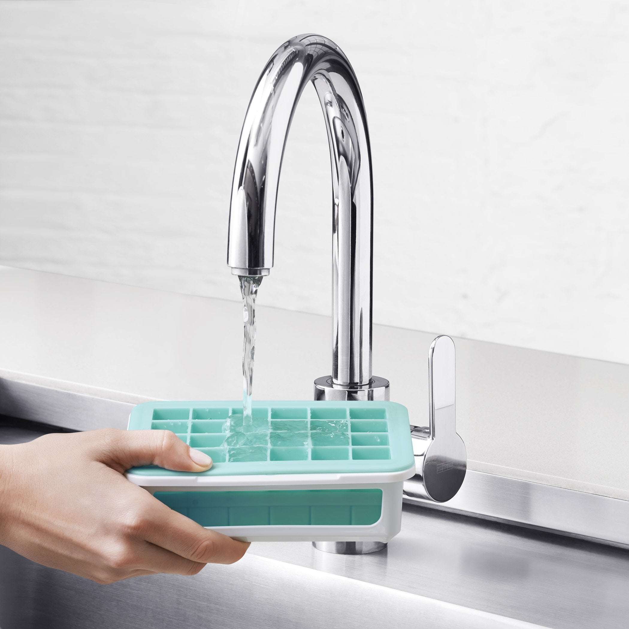 OXO Good Grips, hielo con formas X y O para presentaciones divertidas en cócteles.