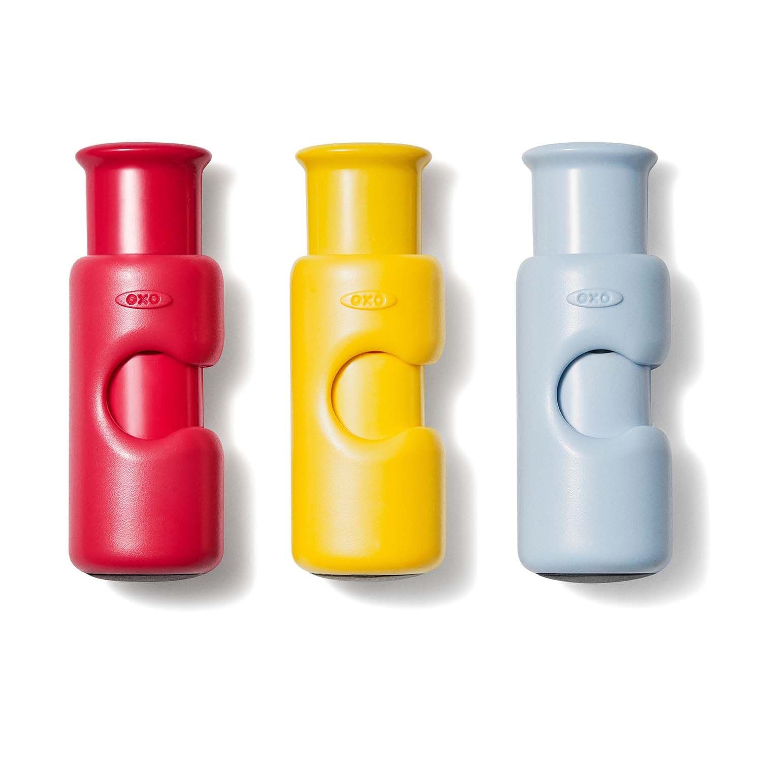 Imán trasero de OXO Good Grips para pegar notas y fotos.