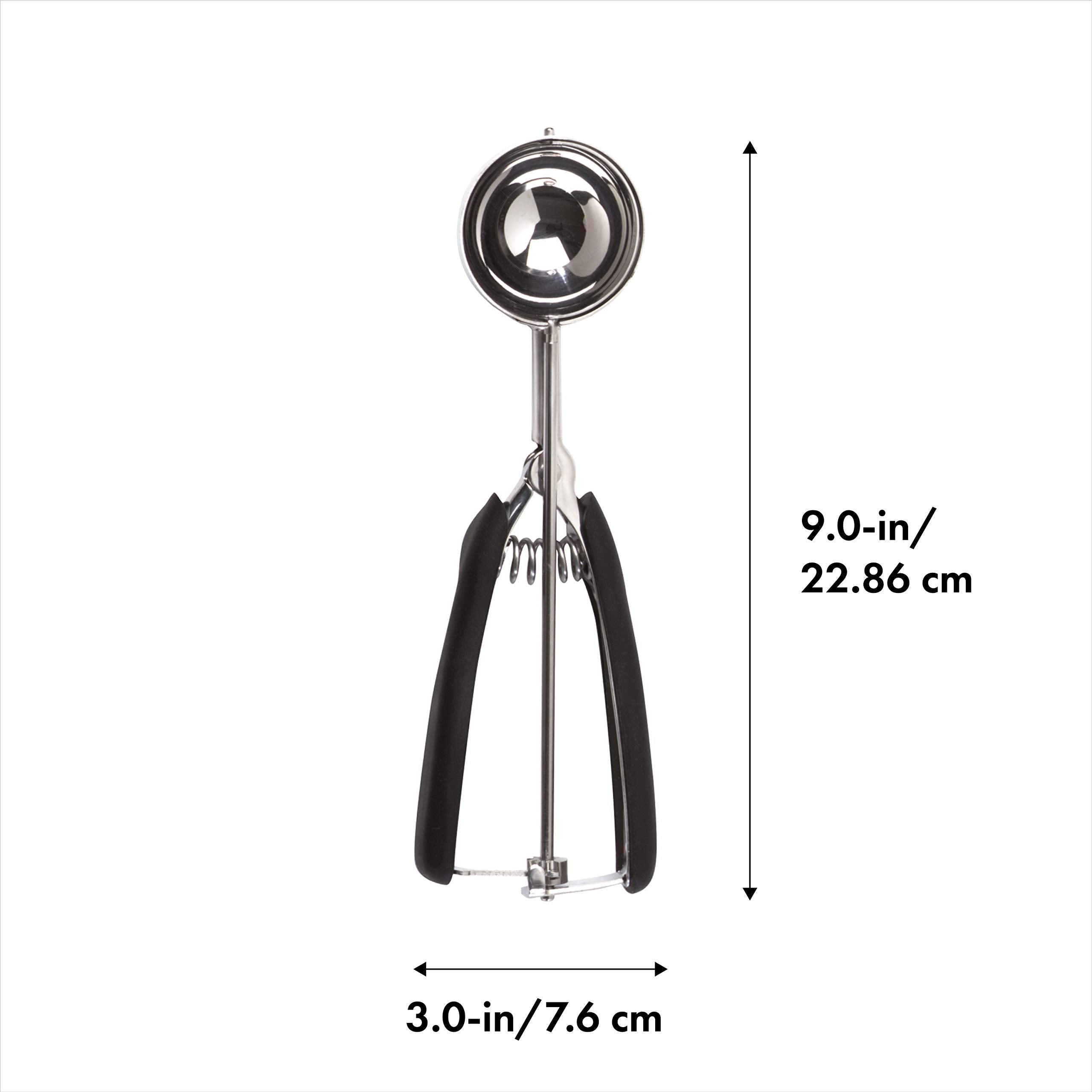 Mango ergonómico de OXO Good Grips ofrece agarre cómodo al repartir masa.