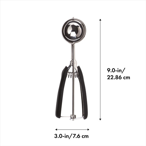 Mango ergonómico de OXO Good Grips ofrece agarre cómodo al repartir masa.