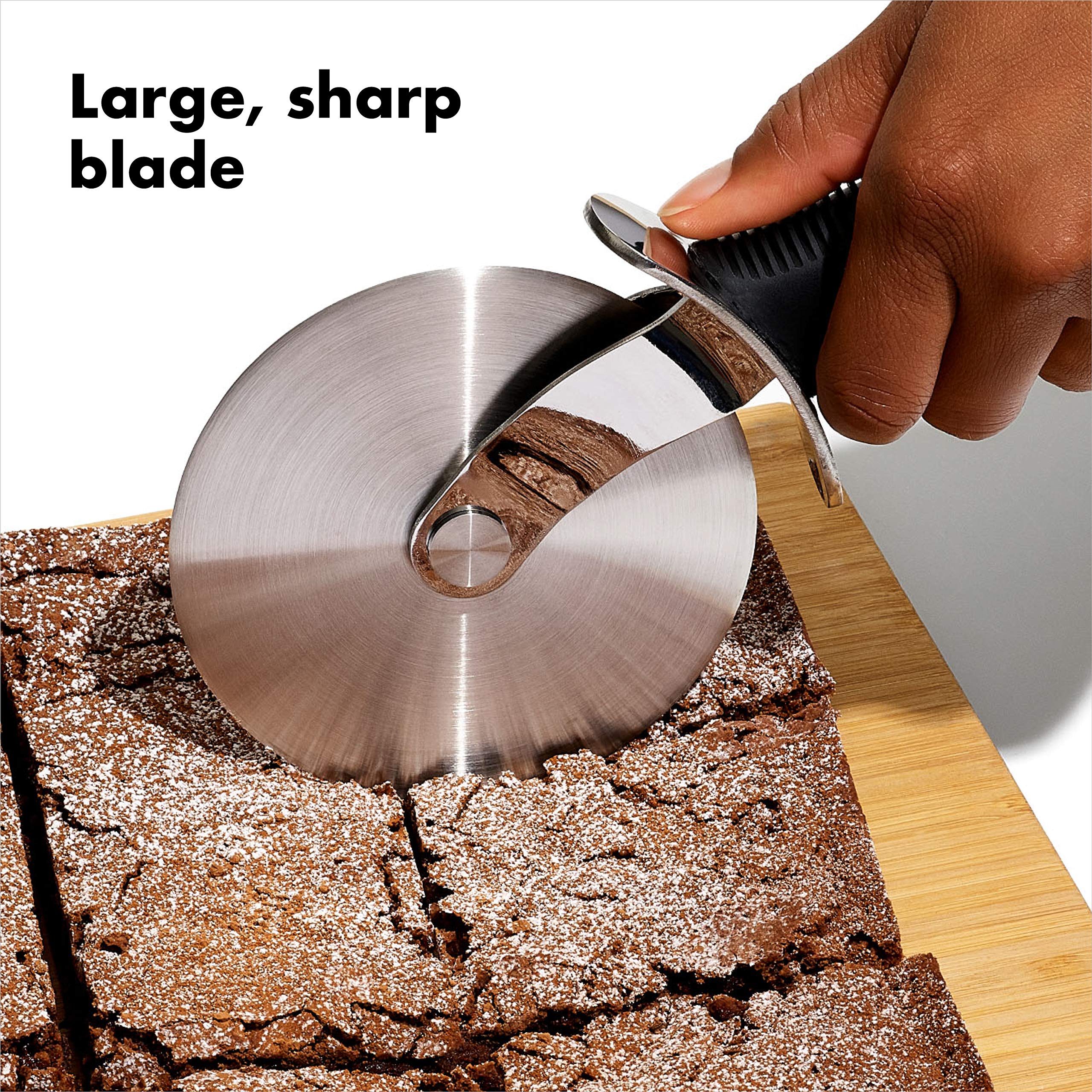 OXO Good Grips mango grande antideslizante ofrece un agarre cómodo durante cortes.