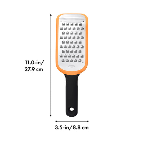 Mango suave OXO Good Grips facilita agarre durante el rallado.