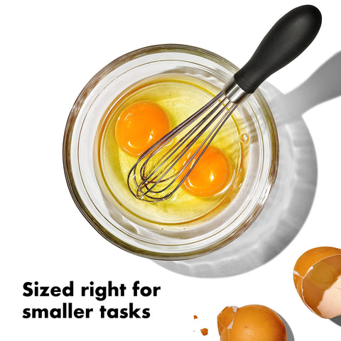 Detalle del mango ergonómico del batidor OXO, cómodo en la palma.