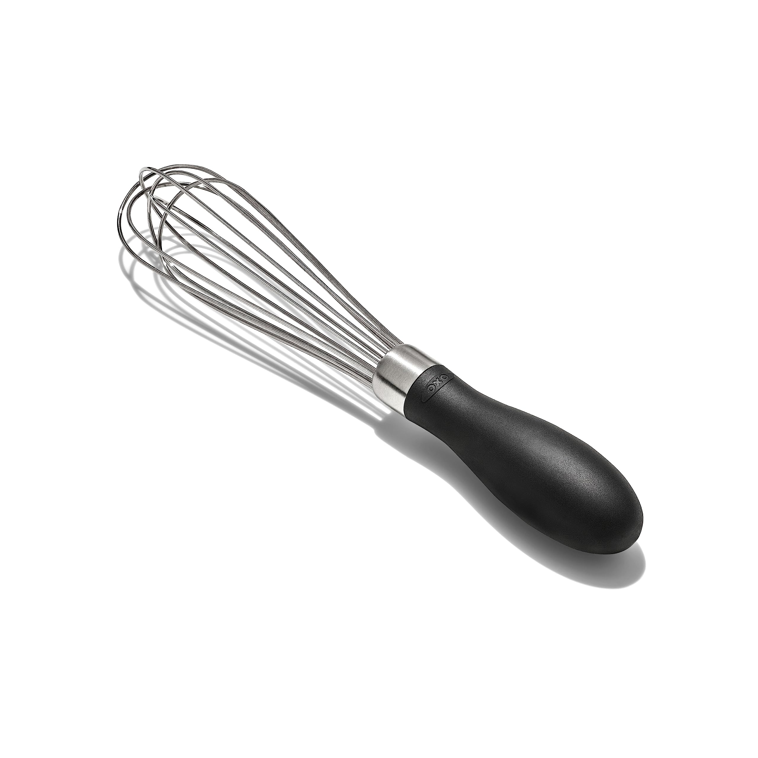 Batidor compacto OXO, frente, ideal para aderezos en frascos pequeños.