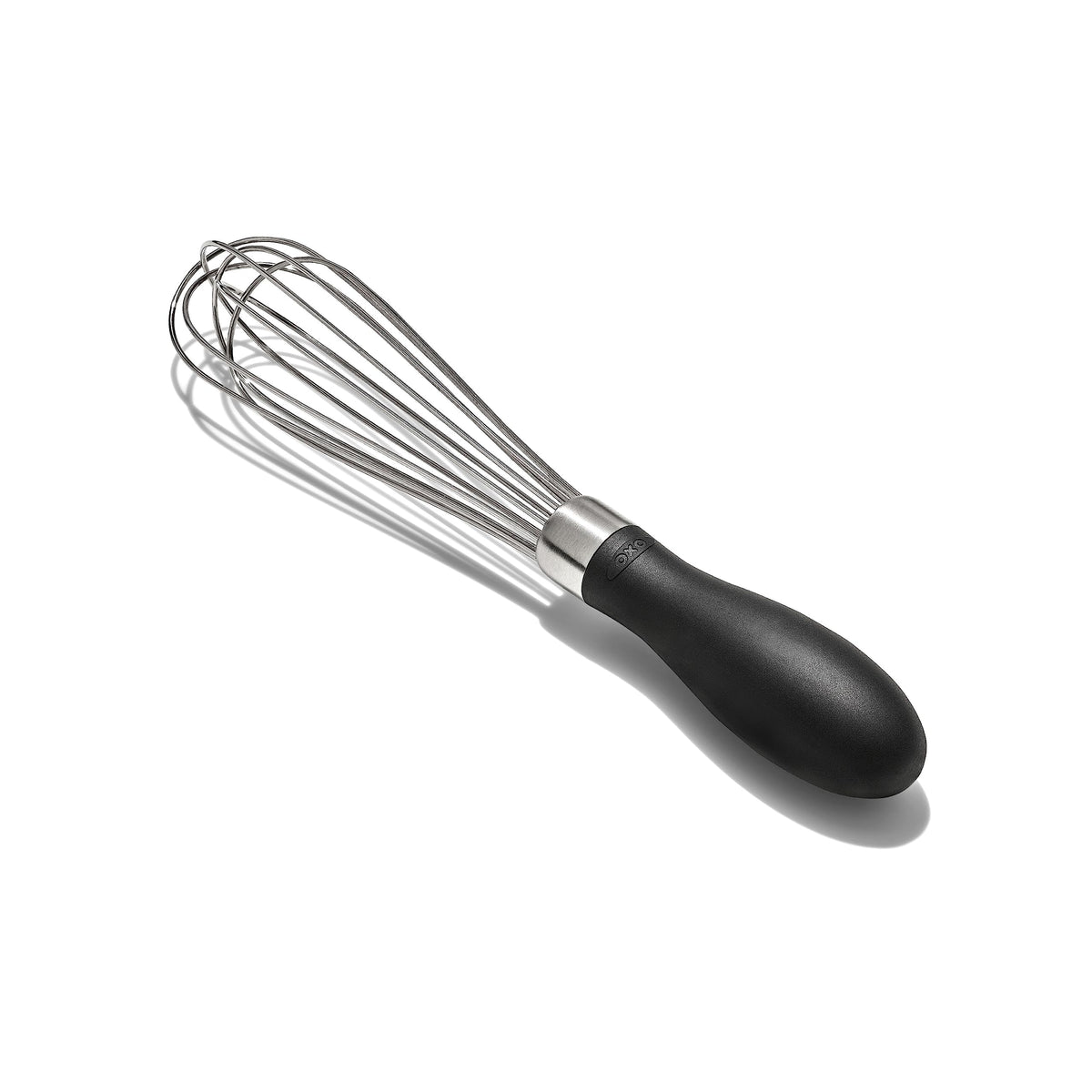 Batidor compacto OXO, frente, ideal para aderezos en frascos pequeños.