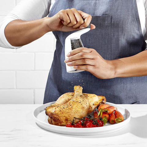 OXO Good Grips molinillo pimienta base transparente que facilita rellenar sin desorden.