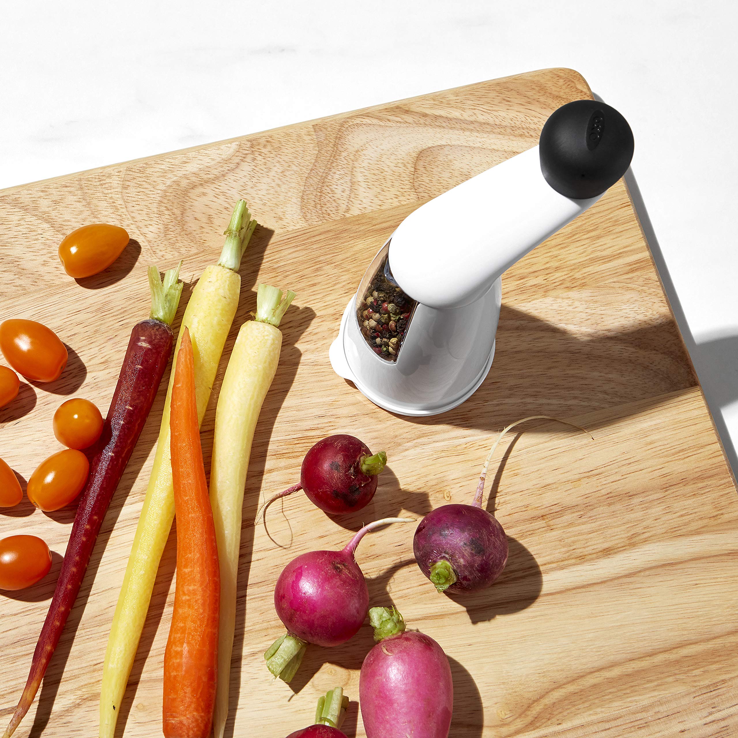 Mango antideslizante ofrece agarre seguro para moler con control.