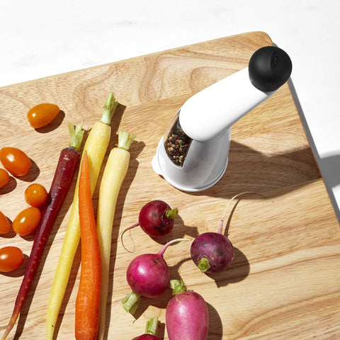 Mango antideslizante ofrece agarre seguro para moler con control.