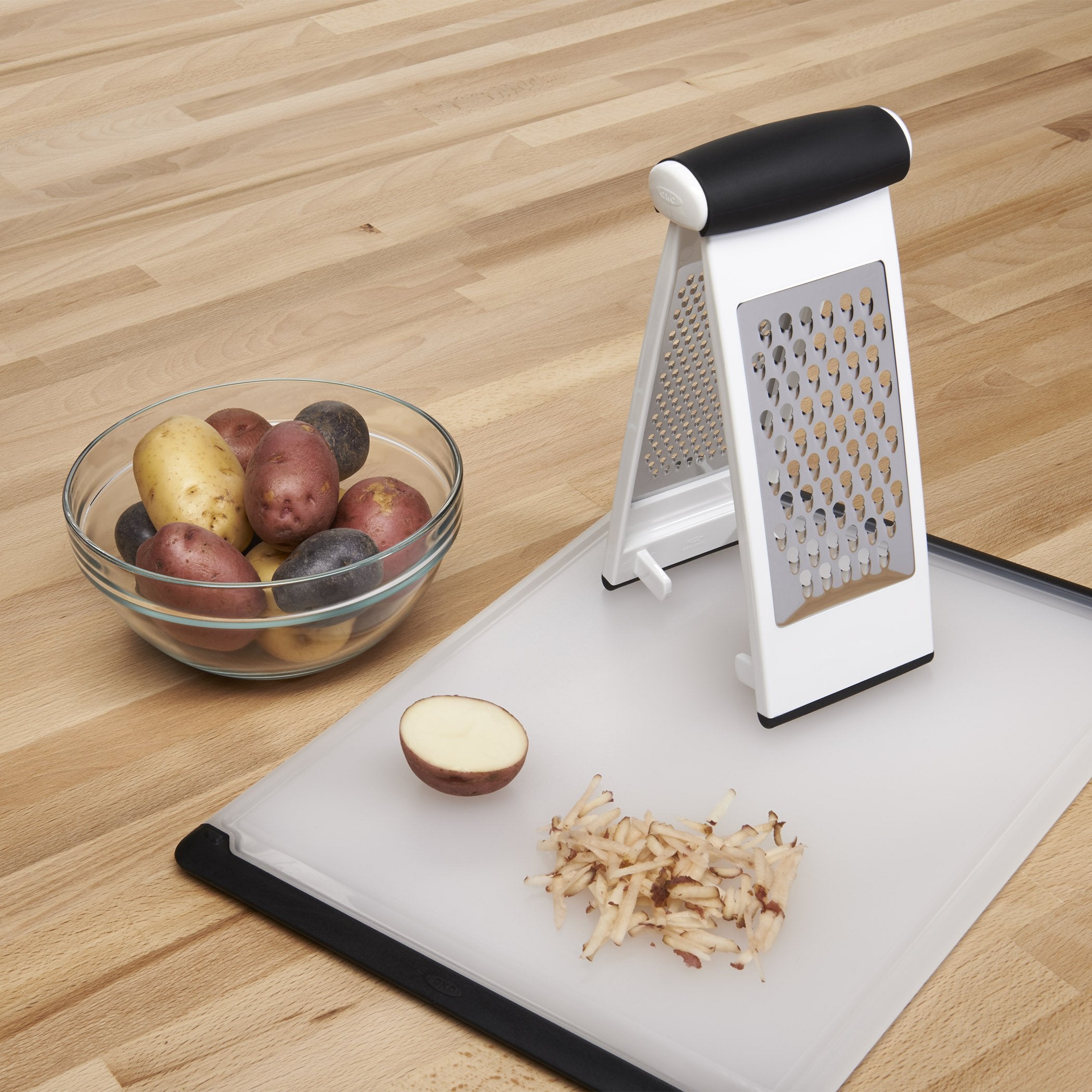 OXO Good Grips Multi Grater pies antideslizantes para mayor estabilidad.