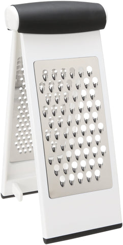 OXO Good Grips Multi Grater en uso vertical para rallado preciso.