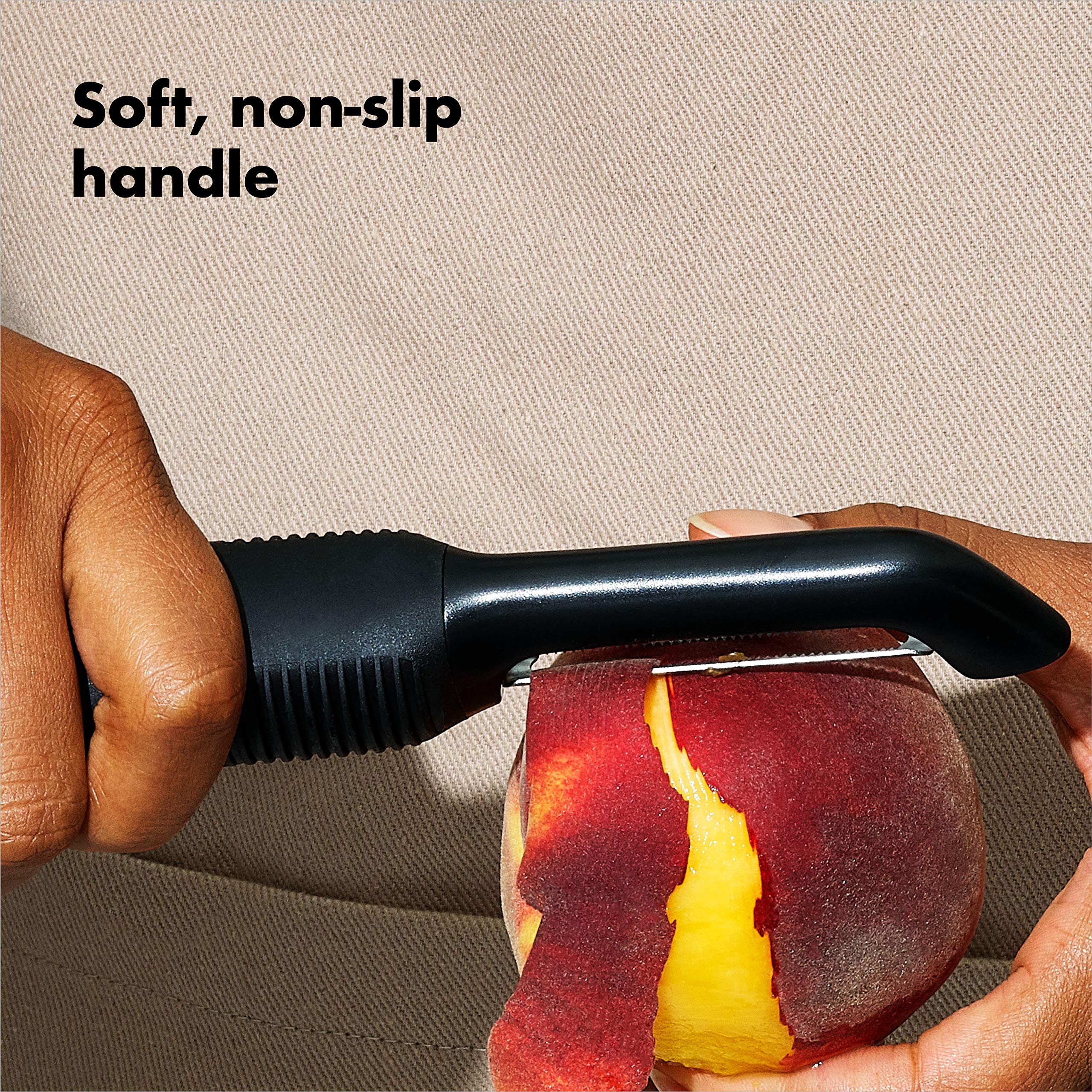 OXO Good Grips Pelador Serrado pelando zanahorias de forma suave