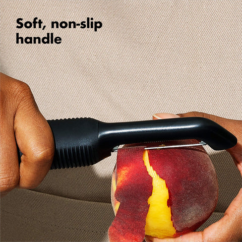 OXO Good Grips Pelador Serrado pelando zanahorias de forma suave