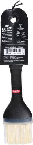 Pincel OXO Good Grips con cabezal angulado para cubrir masas delicadas.