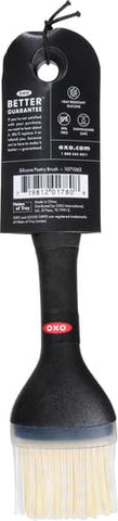 Pincel OXO Good Grips con cabezal angulado para cubrir masas delicadas.