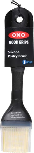 Pincel con centro hueco OXO Good Grips para retener líquidos.