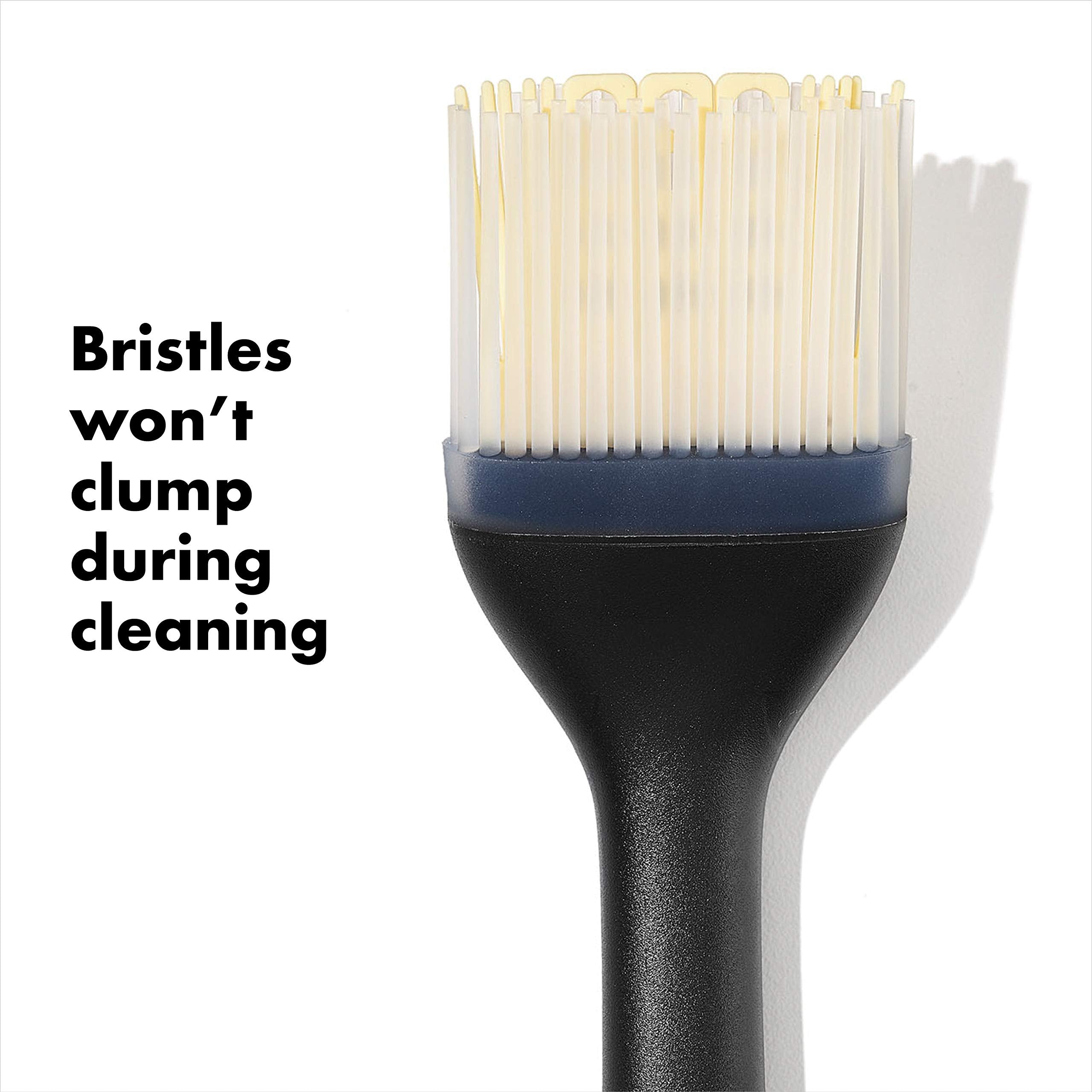 Pincel de silicona resistente al calor OXO Good Grips para hornear.