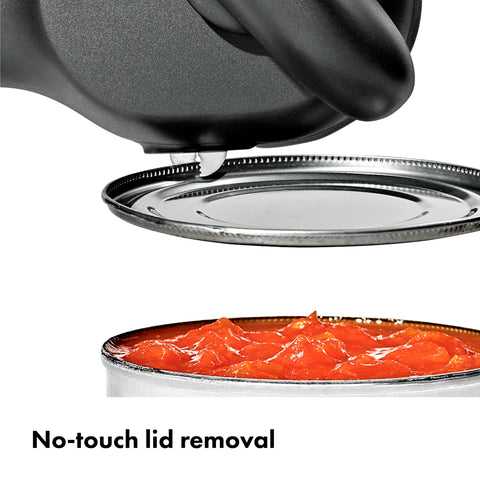 OXO Good Grips pinzas integradas permiten retirar la tapa sin tocarla.