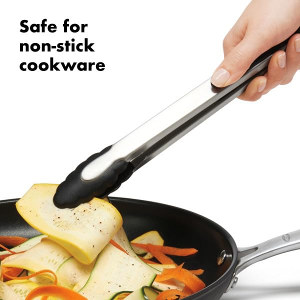 Manijas suaves y antideslizantes de OXO Good Grips para mayor comodidad.