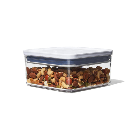 OXO Good Grips POP Contenedor hermético, vista frontal, ideal para almacenamiento compacto.