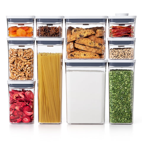 OXO Good Grips POP contenedores apilables para despensa, ideal para organizar.