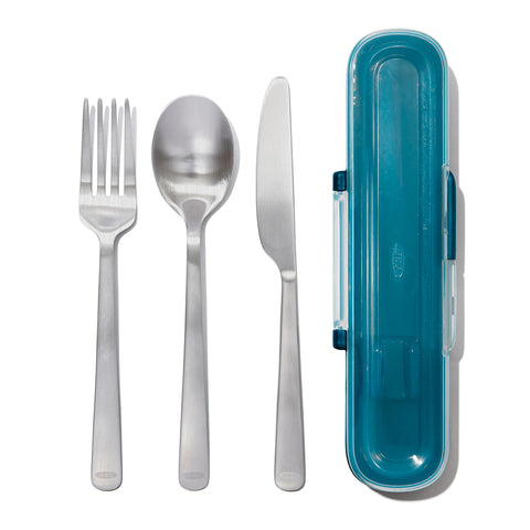 OXO Good Grips estuche compacto para llevar utensilios en picnic o trabajo.