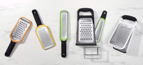 Rallado suave de queso semiduro con OXO Good Grips.