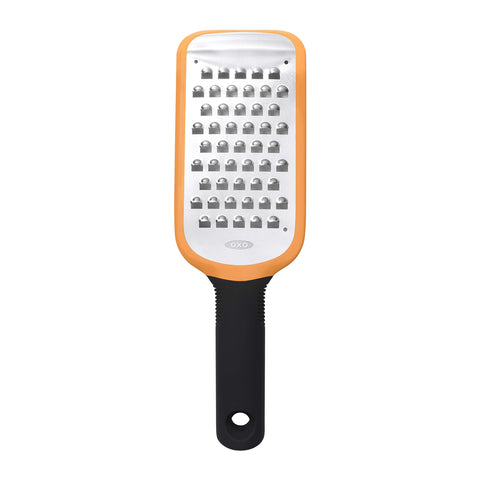 Rallador grueso OXO Good Grips con rallado etchado para queso semiduro.