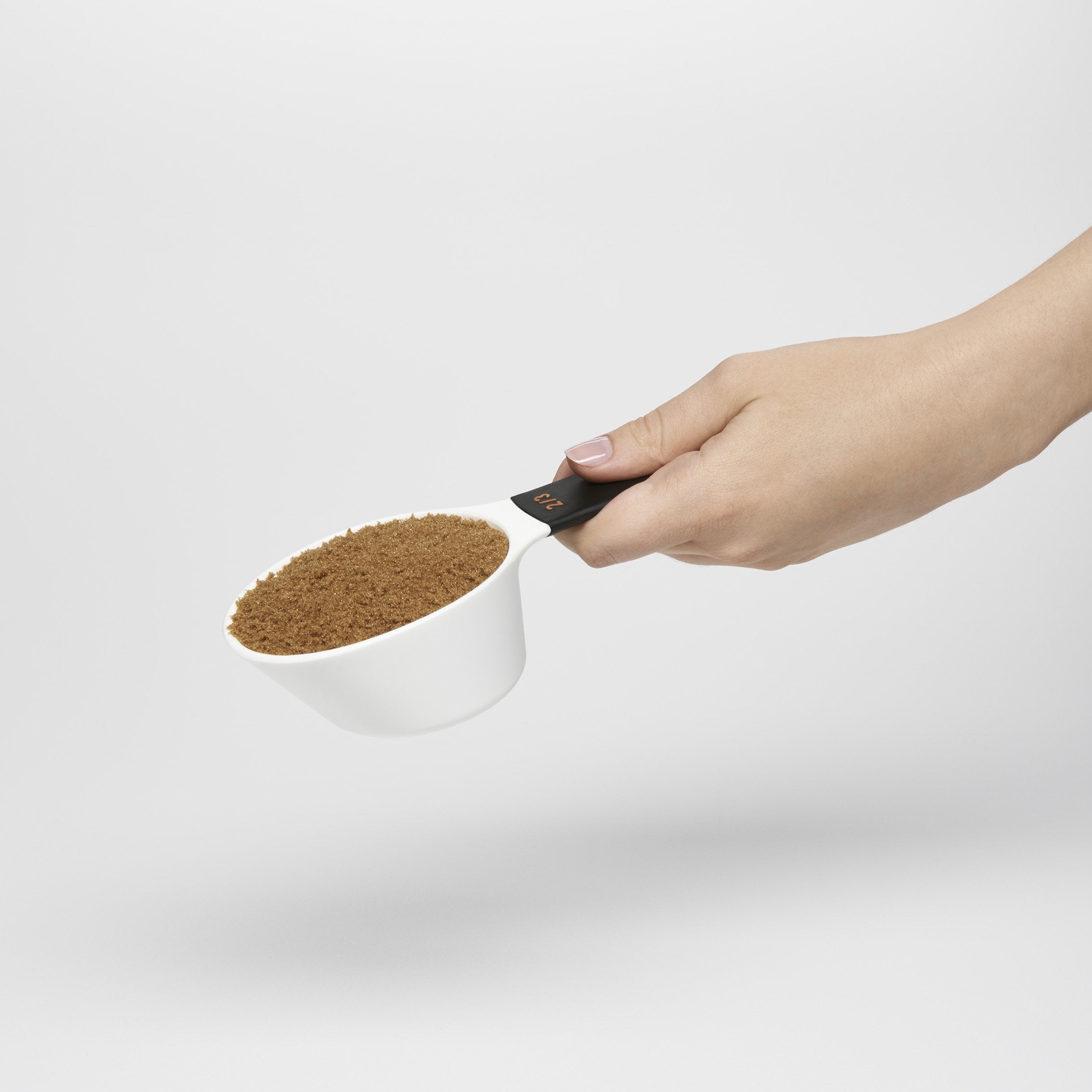 Raspador incluido en tazas OXO Good Grips para nivelar ingredientes.