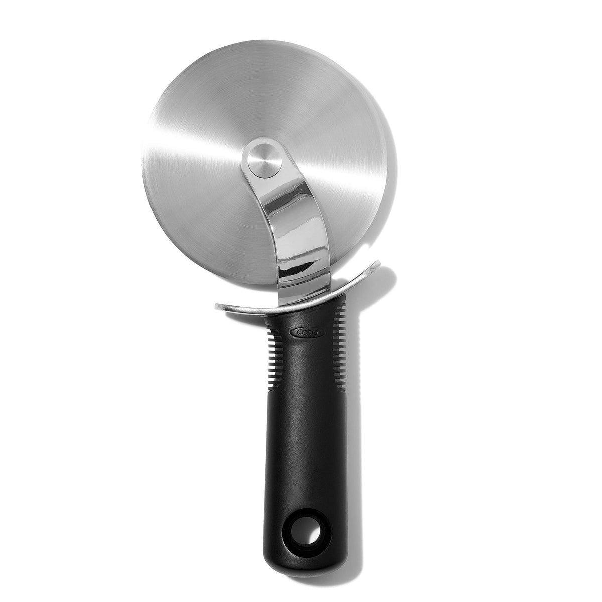 OXO Good Grips rueda para pizza grande de cuatro pulgadas para cortes limpios.