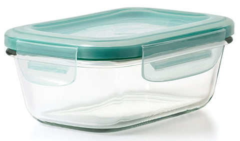 Contenedor OXO Good Grips Sellado Inteligente de vidrio rectangular para porciones.