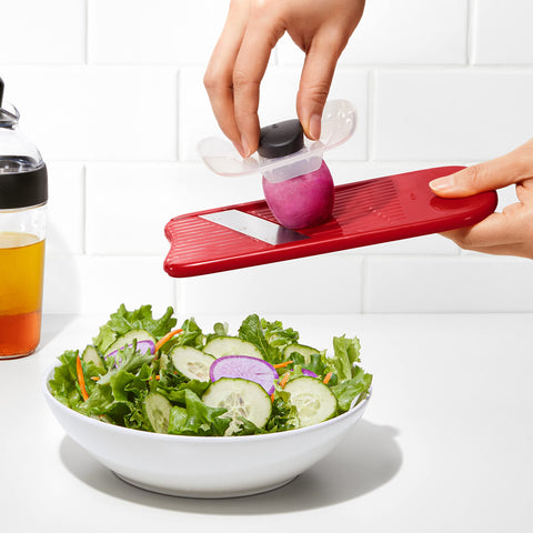 OXO pies antideslizantes; agarre estable y seguro durante el rallado.