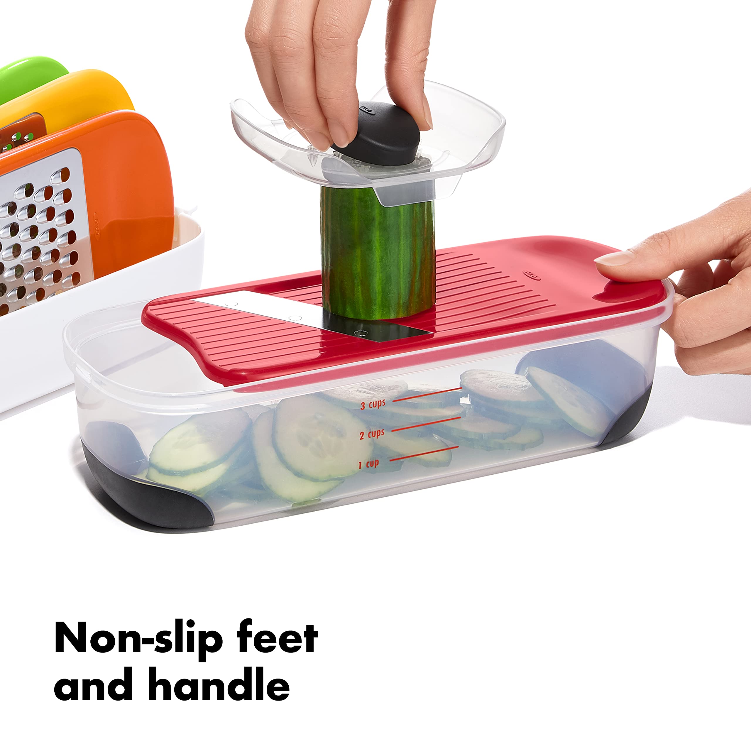 OXO tapa con medidas; mide con tazas y mililitros mientras cocinas.