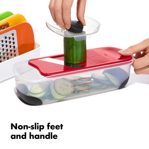 OXO tapa con medidas; mide con tazas y mililitros mientras cocinas.