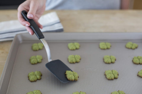 OXO Good Grips espátula, corte delgado para deslizar entre galletas