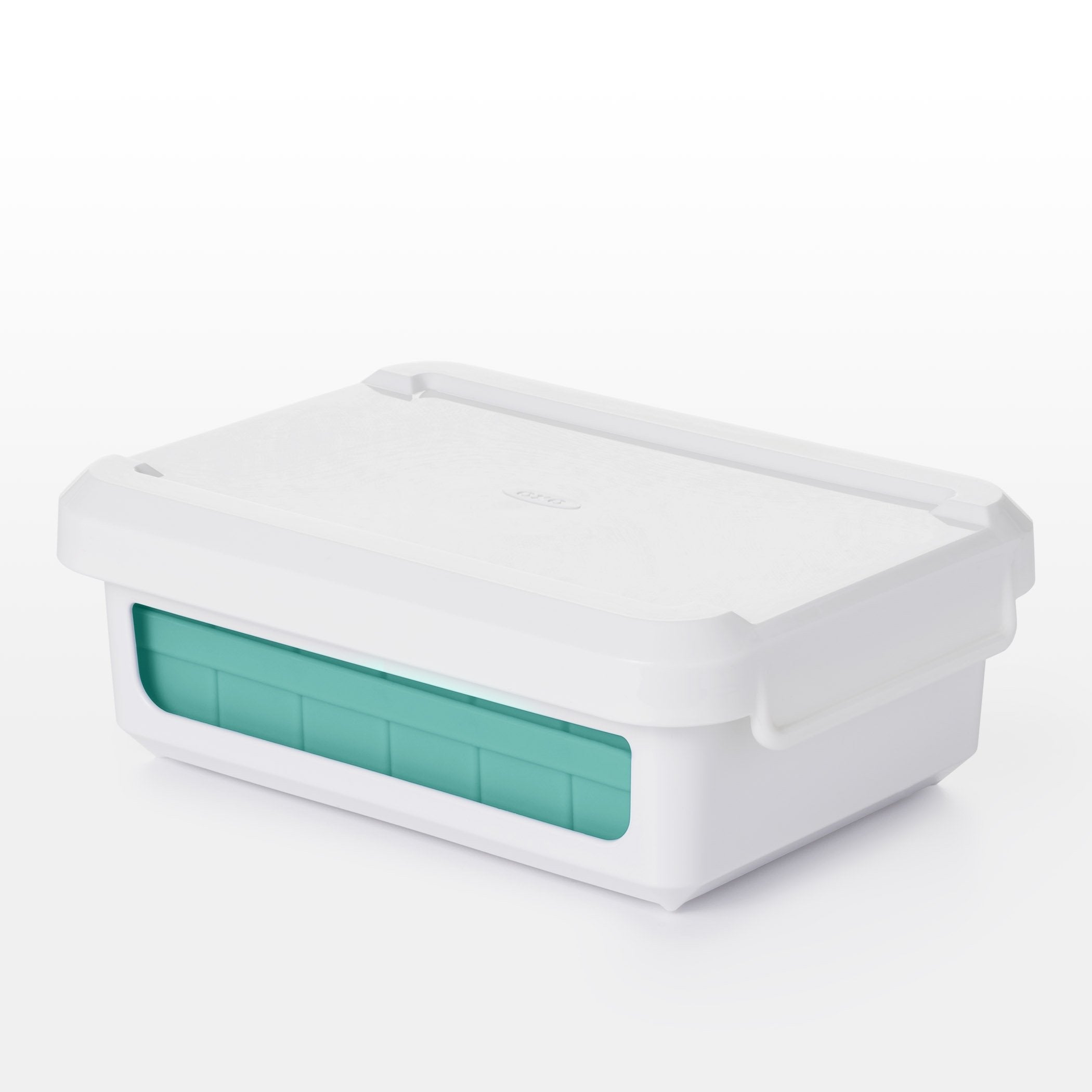 OXO Good Grips, silicona flexible facilita desmoldar cubos de hielo sin esfuerzo.
