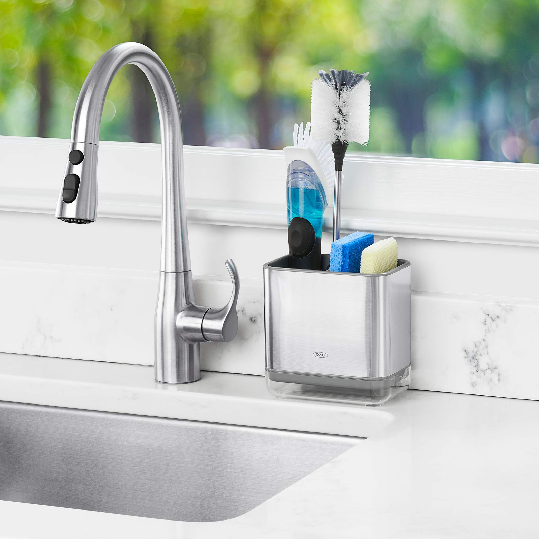 Acero inoxidable en OXO Good Grips Sinkware Caddy para durabilidad.