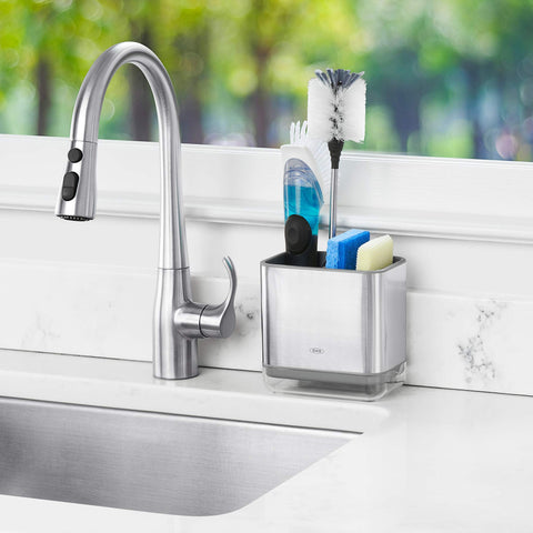 Acero inoxidable en OXO Good Grips Sinkware Caddy para durabilidad.