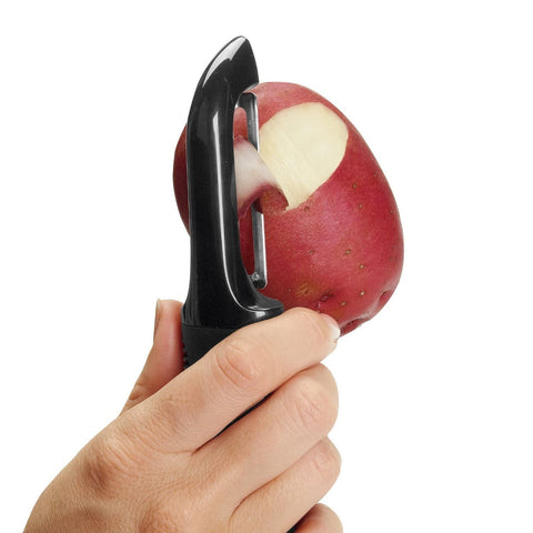 OXO Good Grips pelador giratorio, fácil almacenamiento por su hueco
