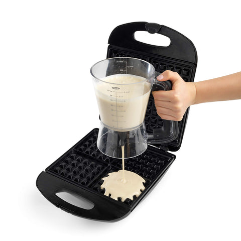 OXO Good Grips Dispensador de Masa Precisión tapa que funciona como bandeja de goteo.