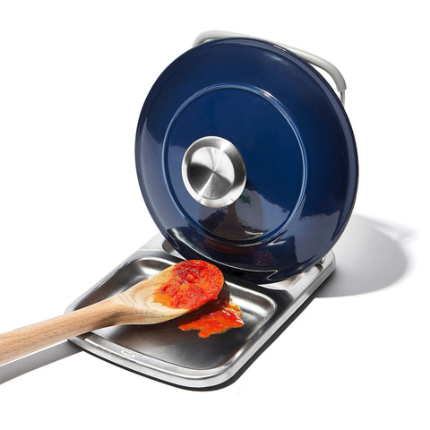 OXO Good Grips tapa plegable para guardarlo de forma compacta.