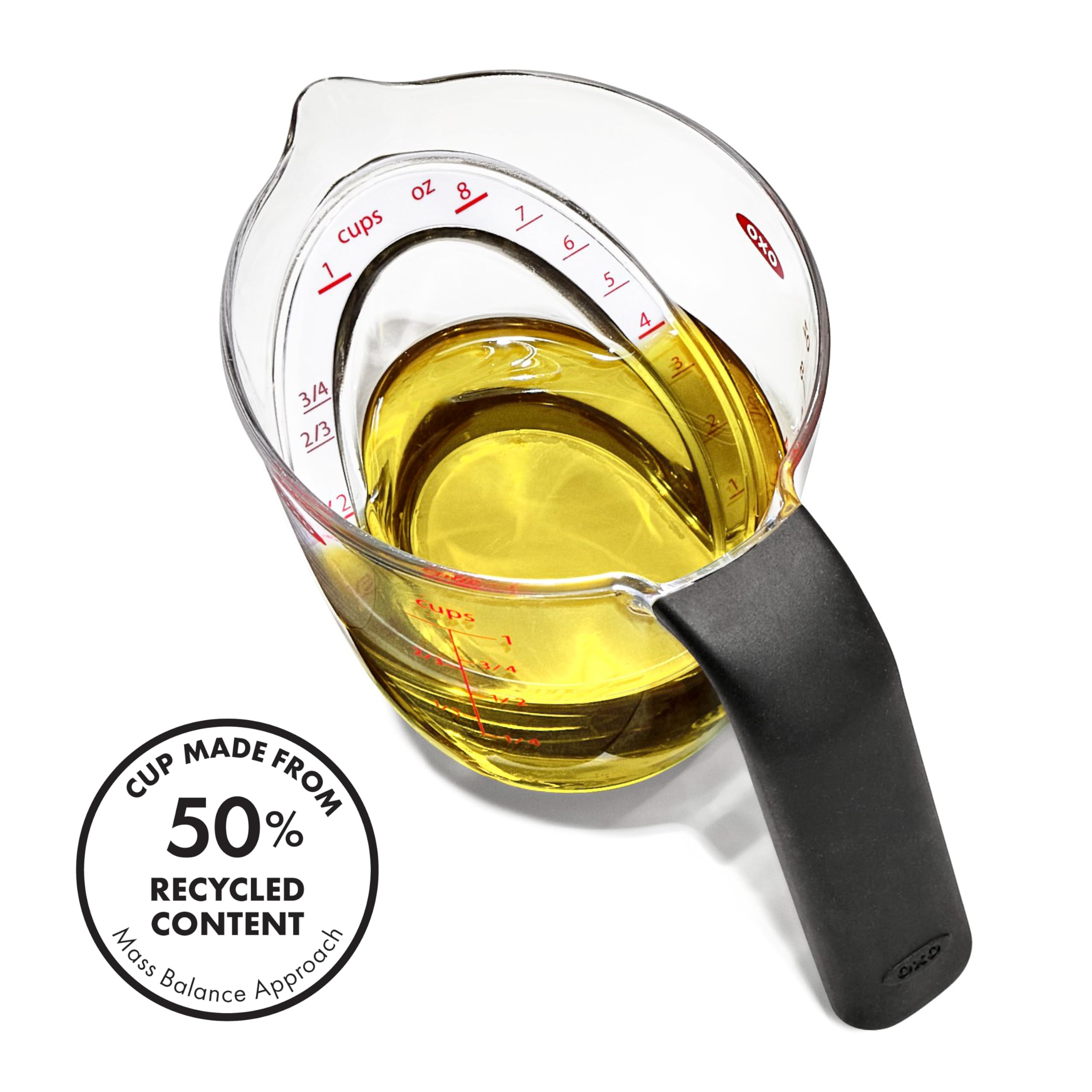Marcadores métricos y de unidades en la taza medidora OXO Good Grips.