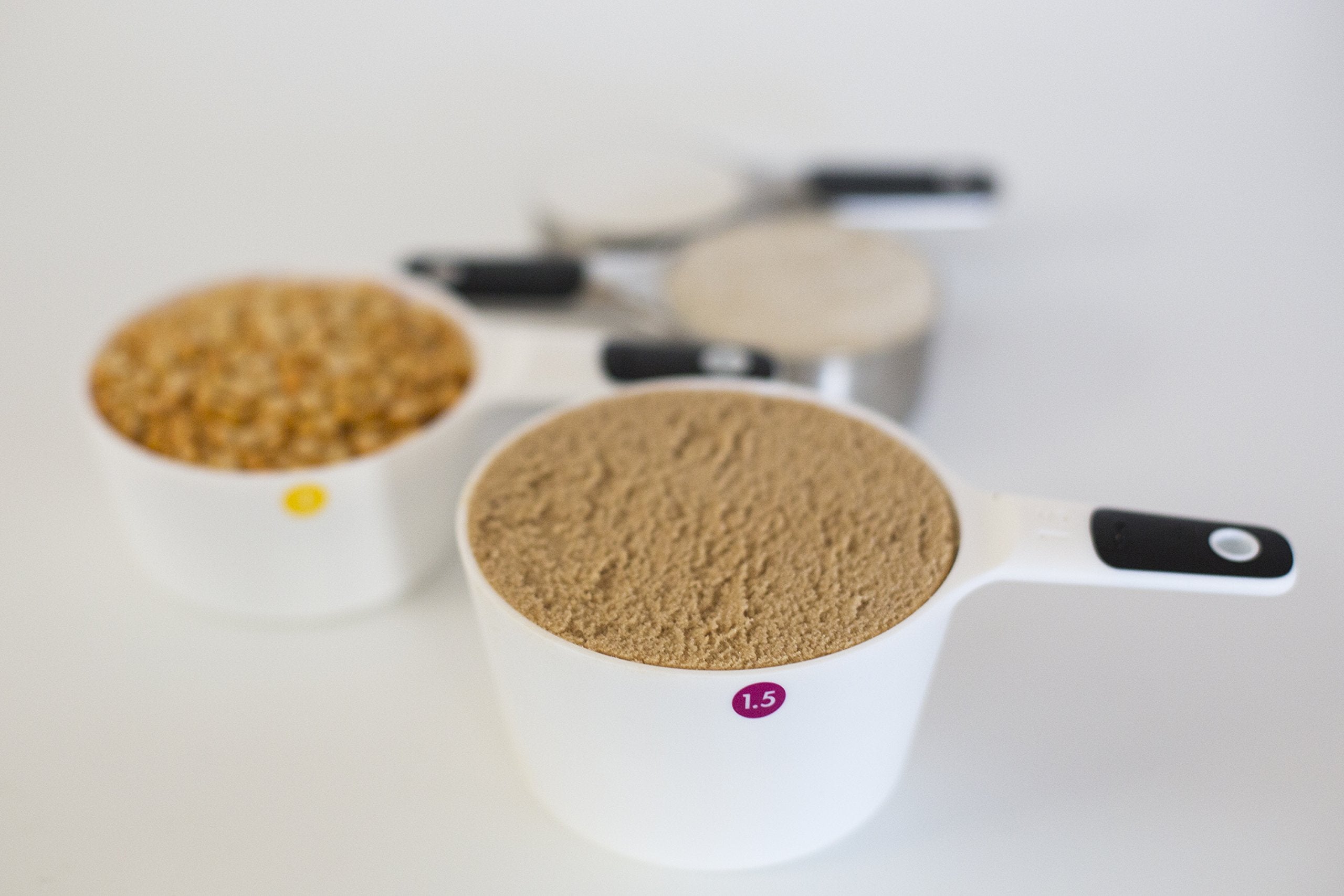 Conjunto de tazas medidoras OXO Good Grips con acoplamiento para almacenamiento.